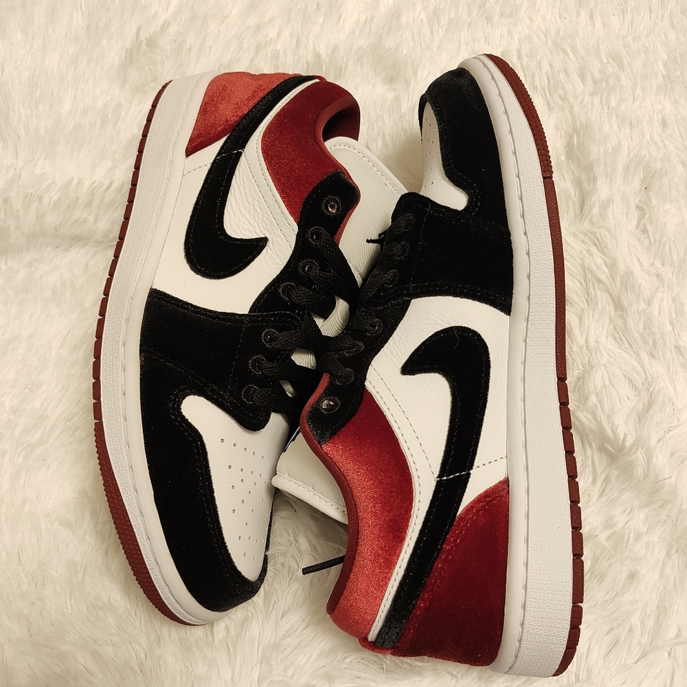 Women's Air Jordan 1 low SE Velvet Black Toe